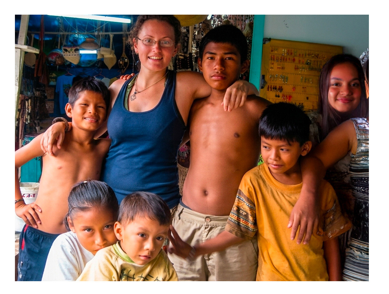 Jeune volontaire entourée d'enfants à Iquitos