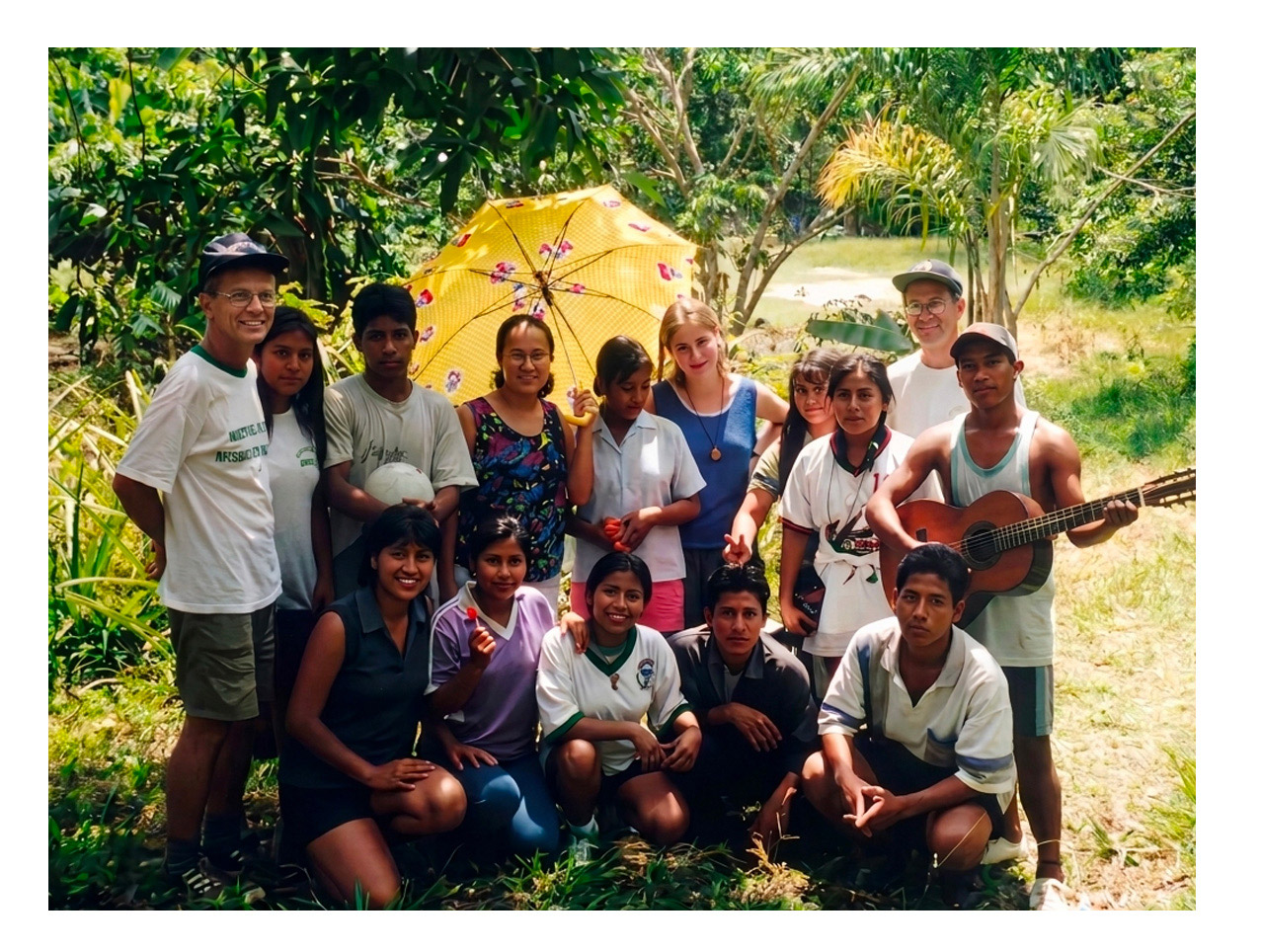Rassemblement de jeunes dans la forêt amazonienne